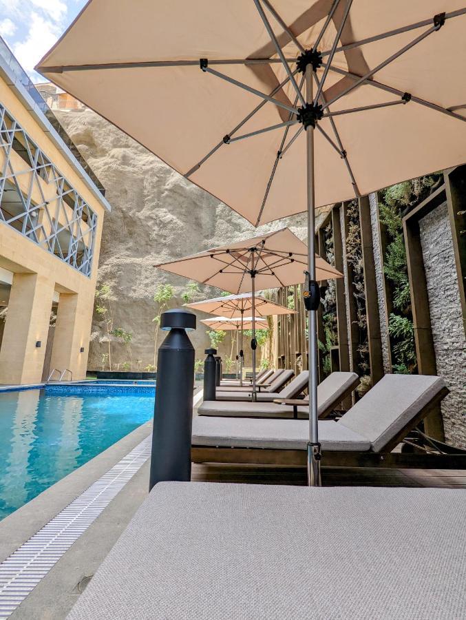 Citadines Abha Aparthotel ภายนอก รูปภาพ The pool at the hotel