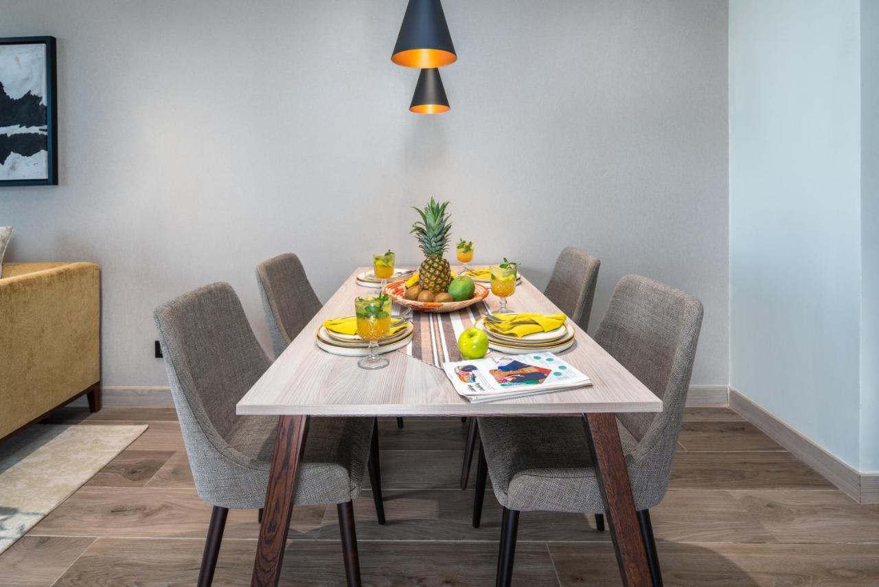 Citadines Abha Aparthotel ภายนอก รูปภาพ A dining room table with chairs