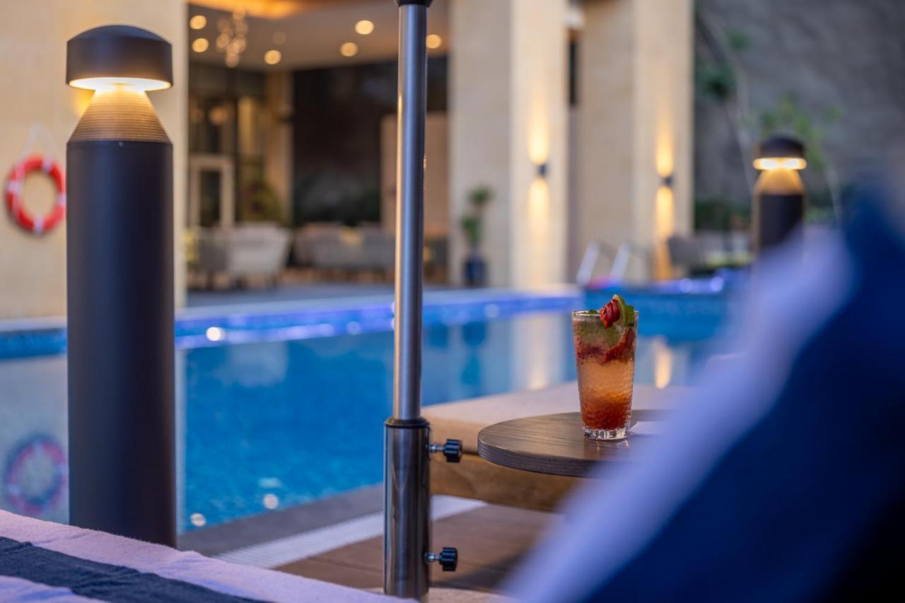 Citadines Abha Aparthotel ภายนอก รูปภาพ The swimming pool at the hotel