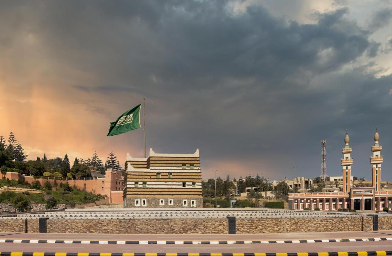 Citadines Abha Aparthotel ภายนอก รูปภาพ The Saudi Arabian flag flying in the city of Riyadh
