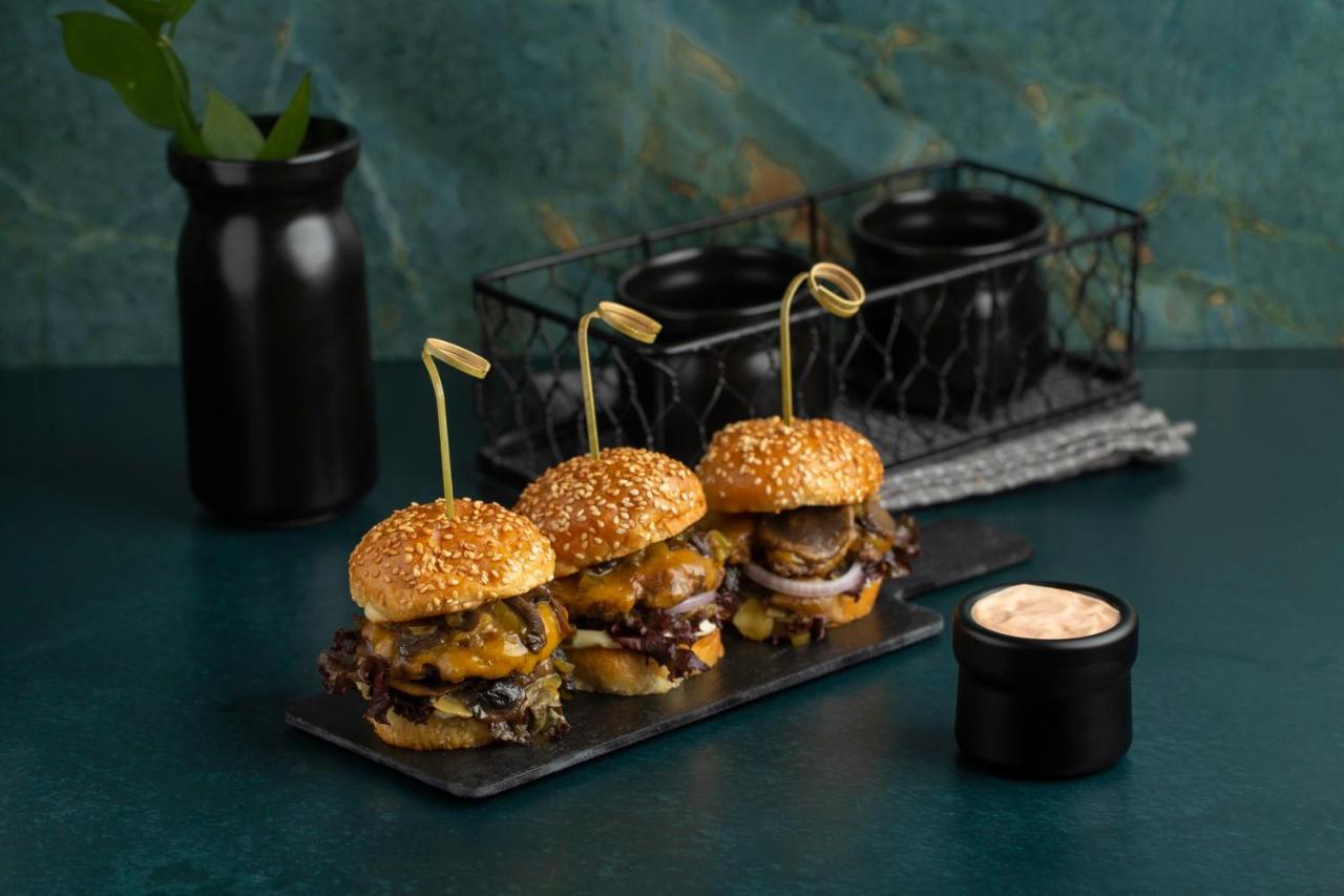 Citadines Abha Aparthotel ภายนอก รูปภาพ A trio of sliders